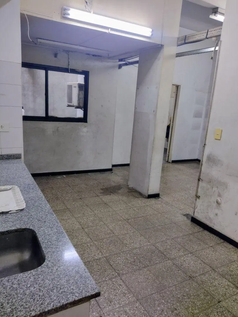 ALQUILER LOCAL EN LINIERS CON DEPOSITO Y SOTANO, APTO VARIOS RUBROS CON DARSENA 3