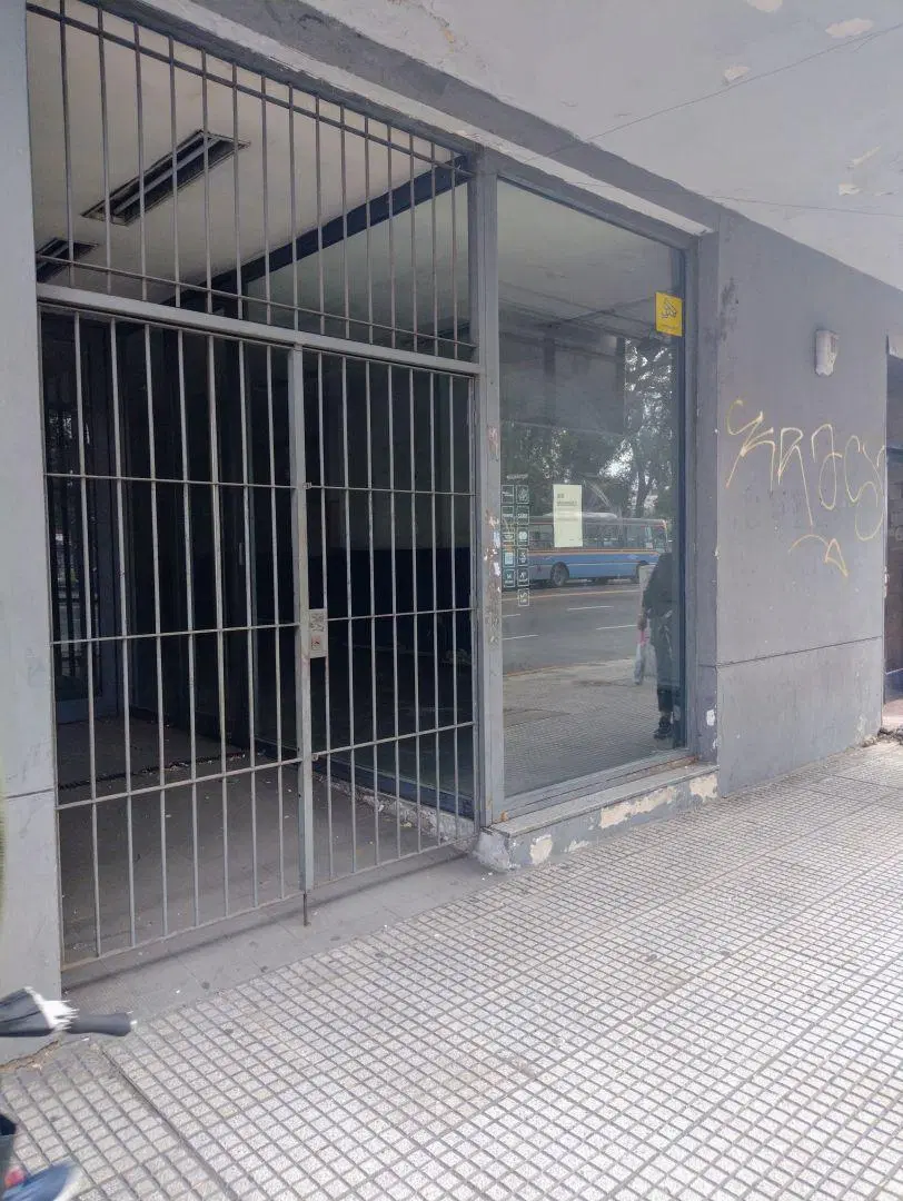 ALQUILER LOCAL EN LINIERS CON DEPOSITO Y SOTANO, APTO VARIOS RUBROS CON DARSENA 8