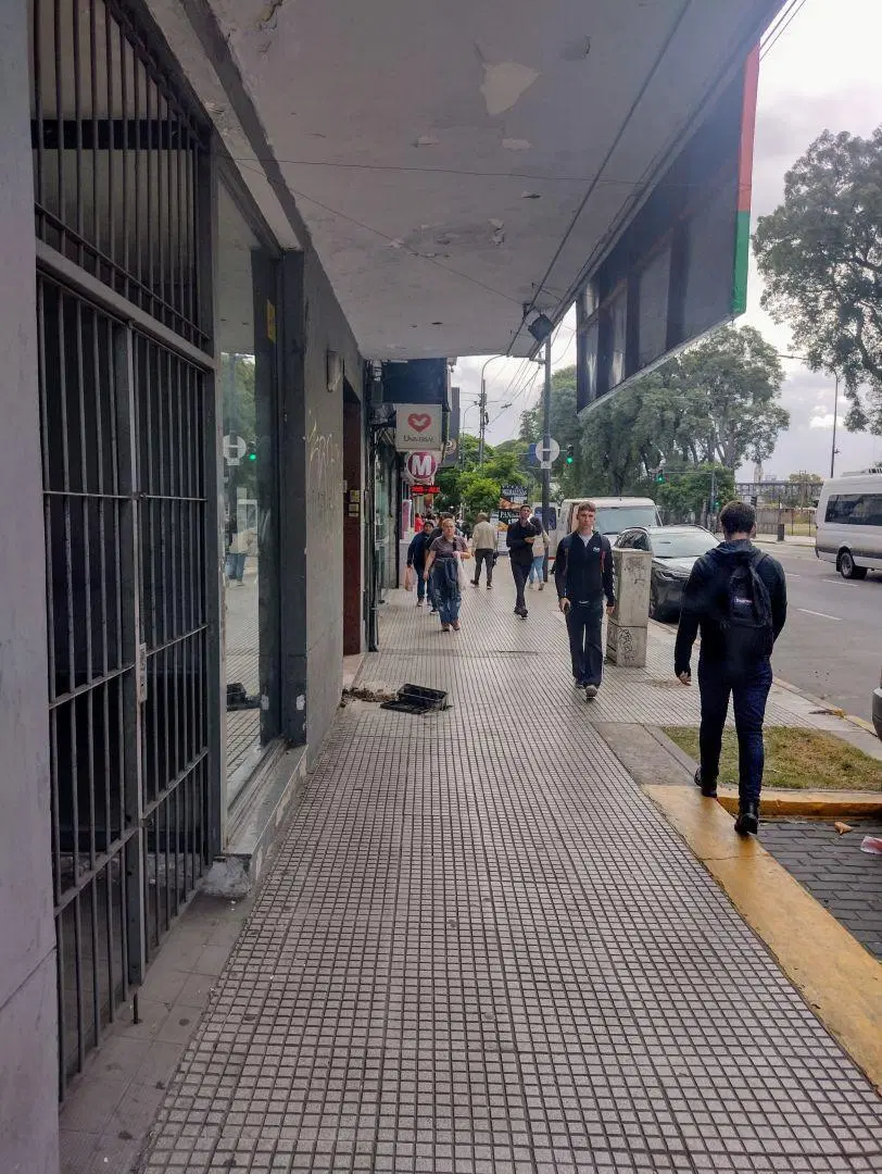 ALQUILER LOCAL EN LINIERS CON DEPOSITO Y SOTANO, APTO VARIOS RUBROS CON DARSENA 1