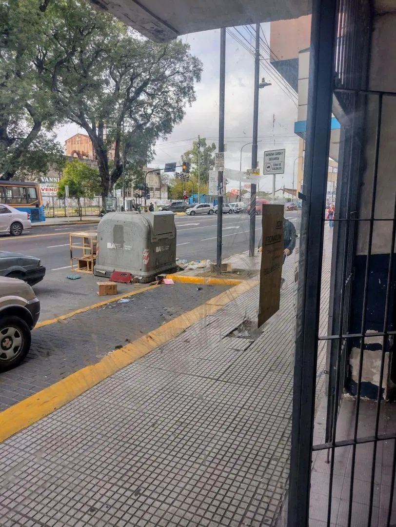 ALQUILER LOCAL EN LINIERS CON DEPOSITO Y SOTANO, APTO VARIOS RUBROS CON DARSENA 4