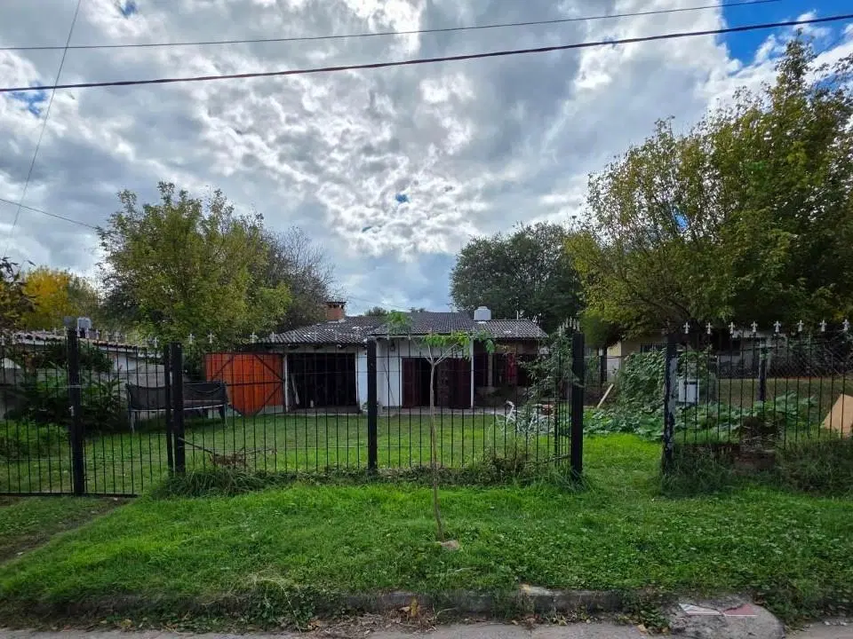 SE VENDE CASA EN CARLOS PAZ B° LA QUINTA-GRAN TERRENO 4