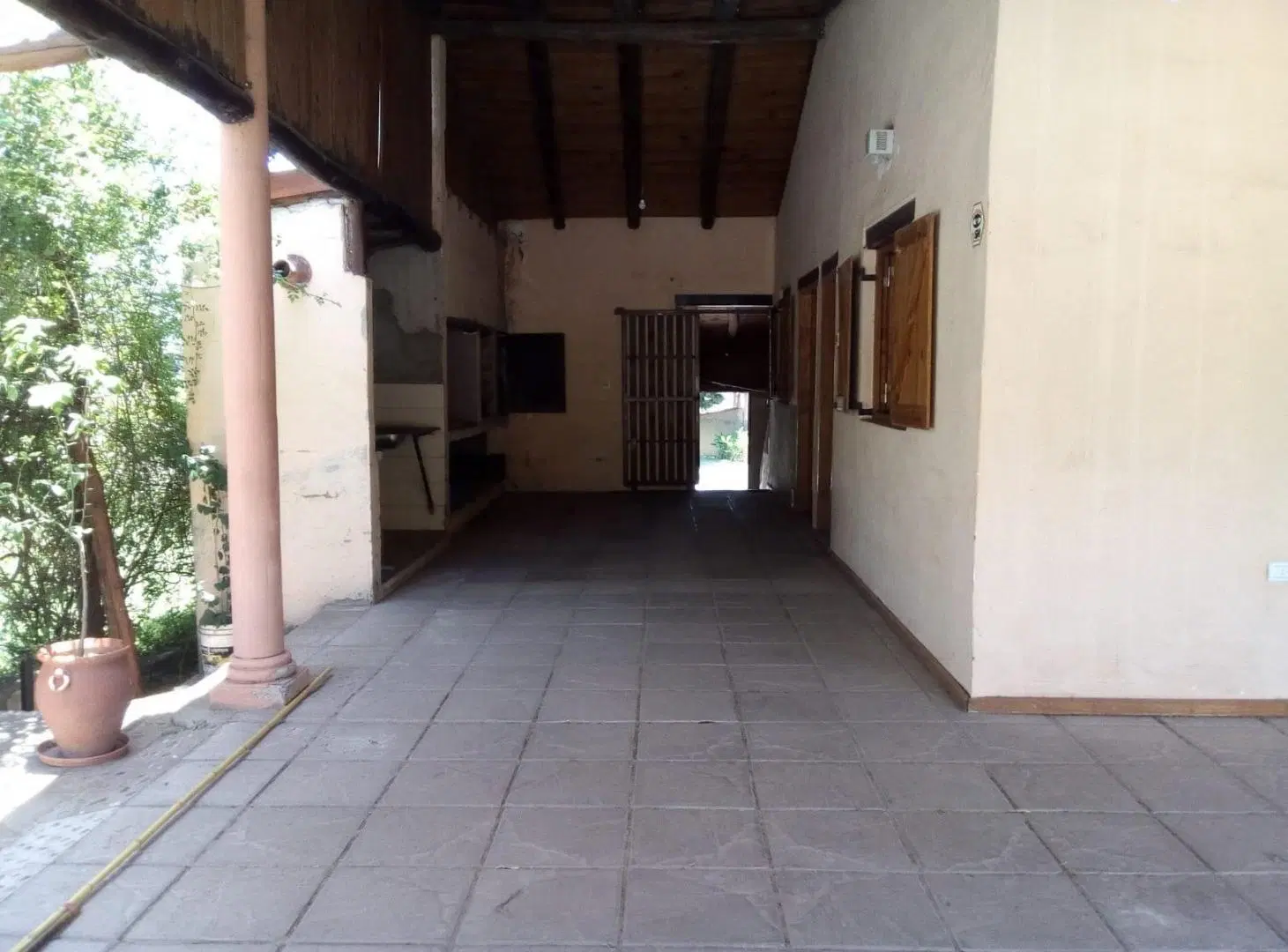 Casa en Villa Rumipal sobre ruta principal de ingreso. 3