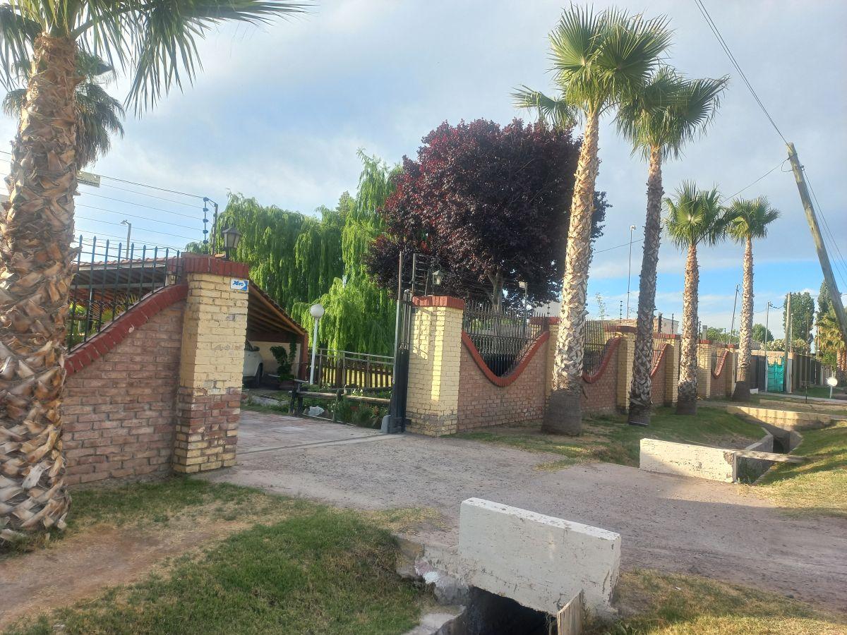 Casa en venta en Kilómetro 8, con quincho y pileta