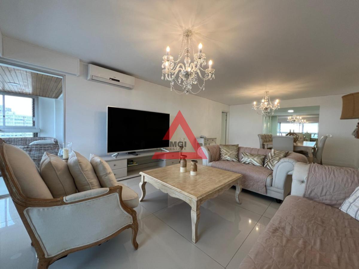 Apartamento 3 dormitorios frente al mar en Mansa, Punta del Este