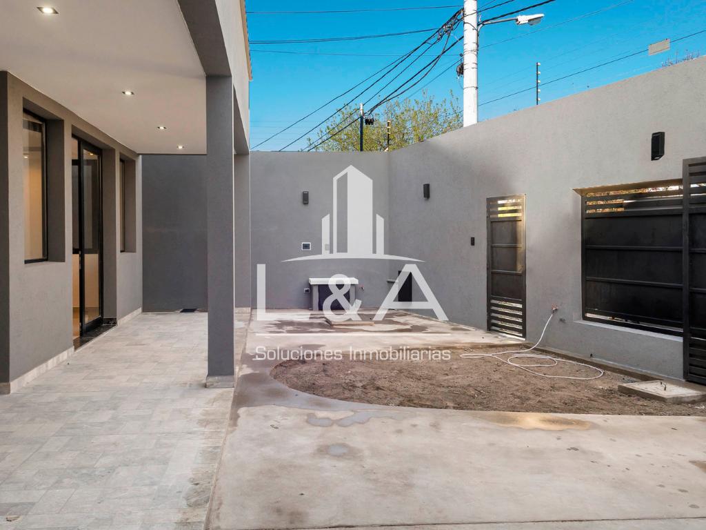 Foto de Casa de 400 m² con 4 dormitorios u pileta en venta en Los Profesionales, imagen 1