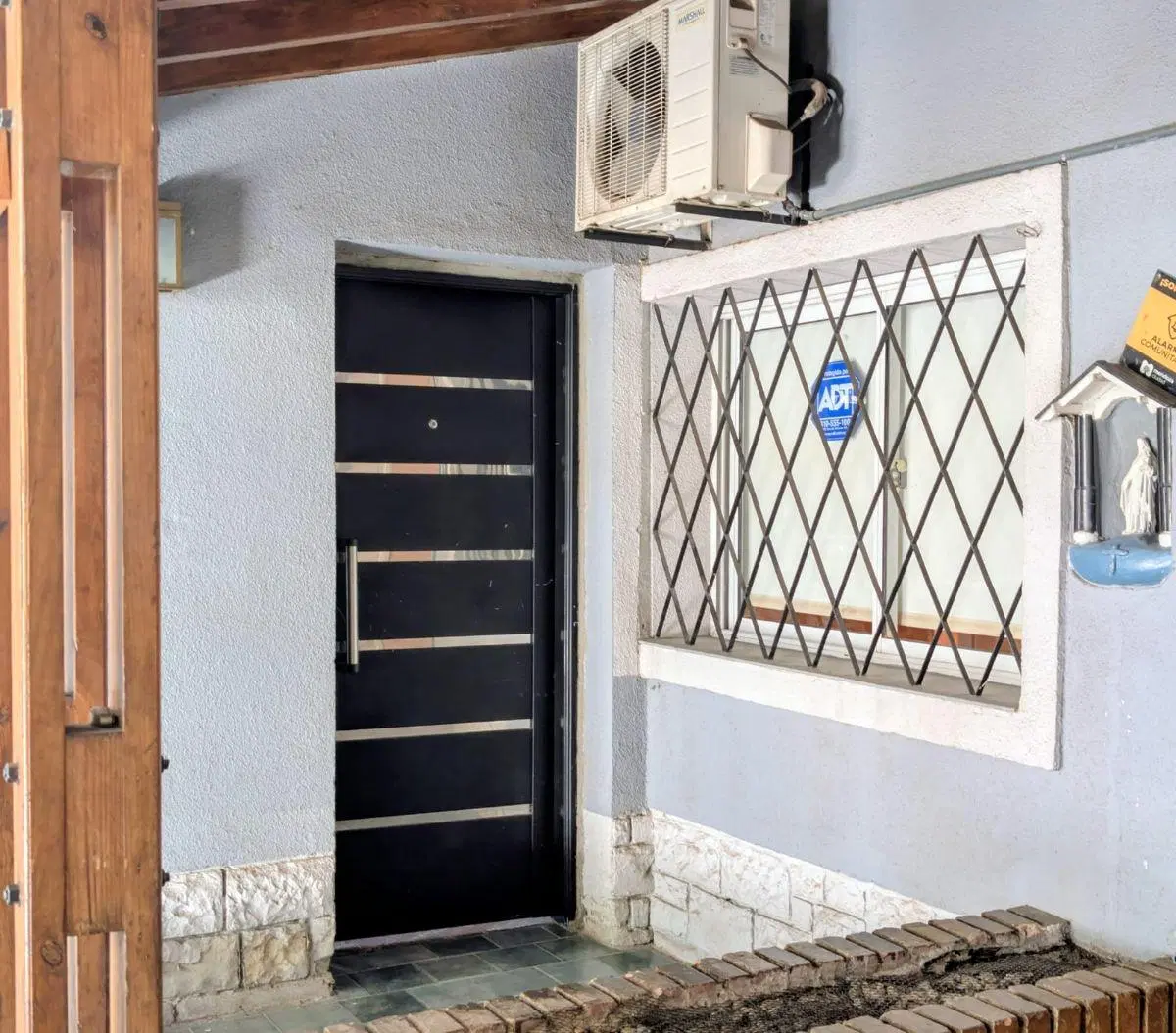 Suarez & Ortega Inmobiliaria Vende casa en calle BERMEJO 2506 ESQUINA TUCUMAN
A METROS DE COSTANERA 4