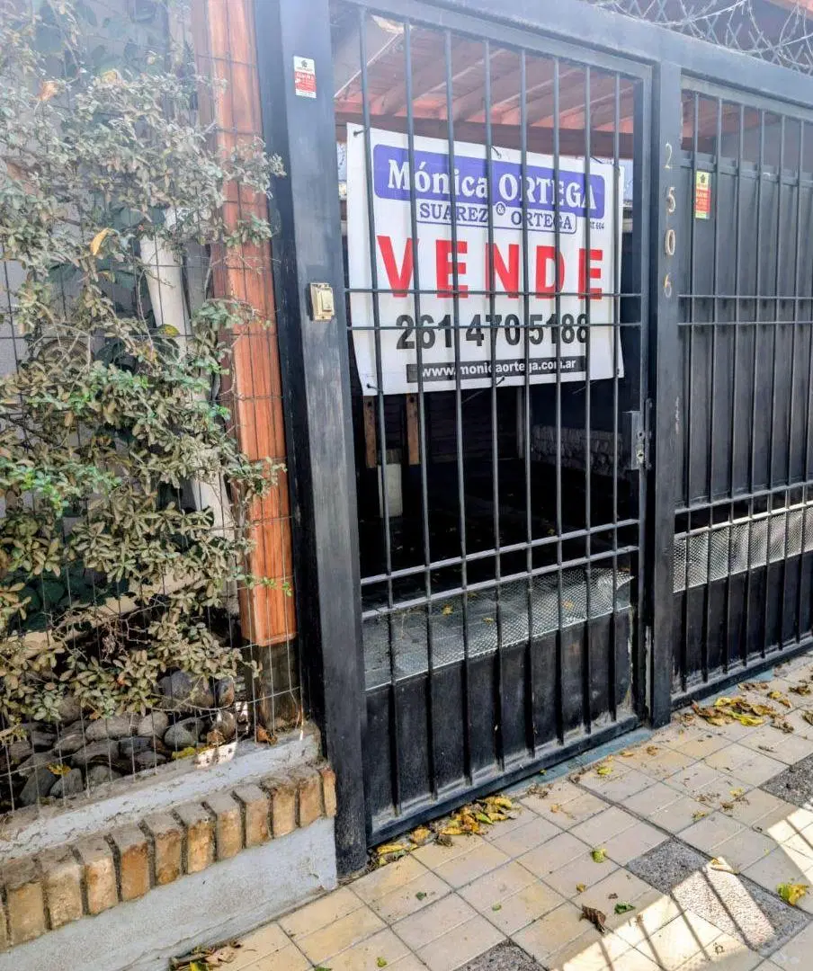 Suarez & Ortega Inmobiliaria Vende casa en calle BERMEJO 2506 ESQUINA TUCUMAN
A METROS DE COSTANERA 5
