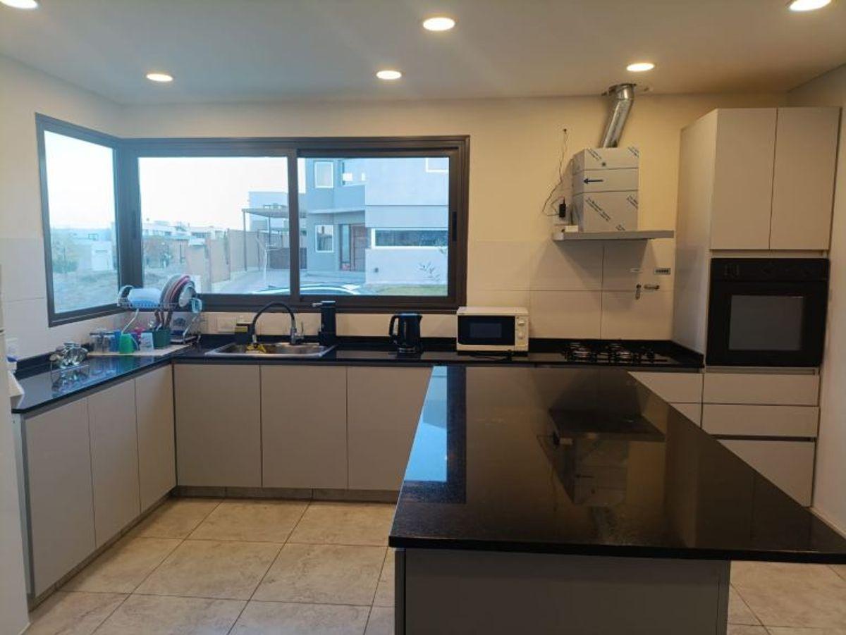 Foto de SUAREZ & ORTEGA vende casa en Barrio La Bastilla La Heras, imagen 2