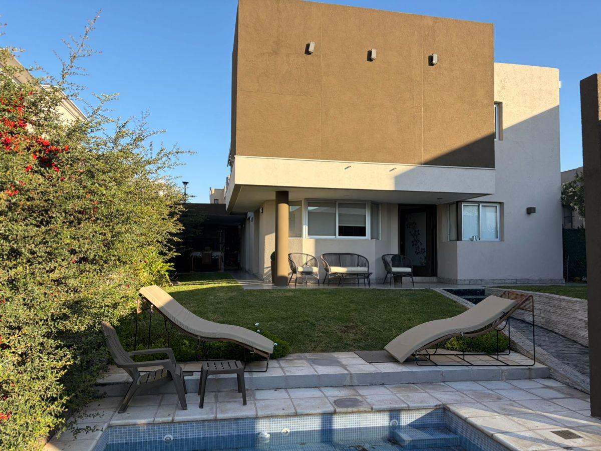 Suarez & Ortega Inmobiliaria Vende casa en Barrio La Bastilla