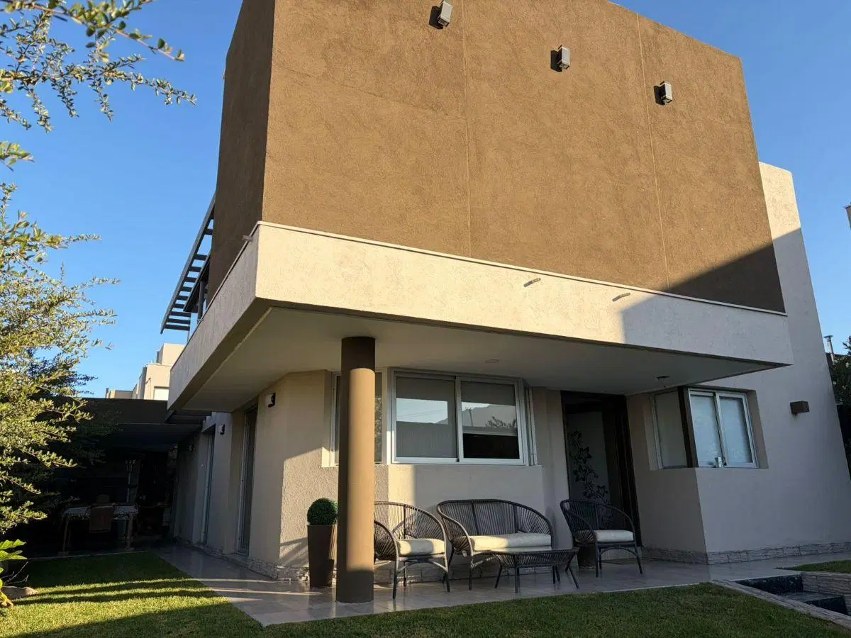 Suarez & Ortega Inmobiliaria Vende casa en Barrio La Bastilla 4