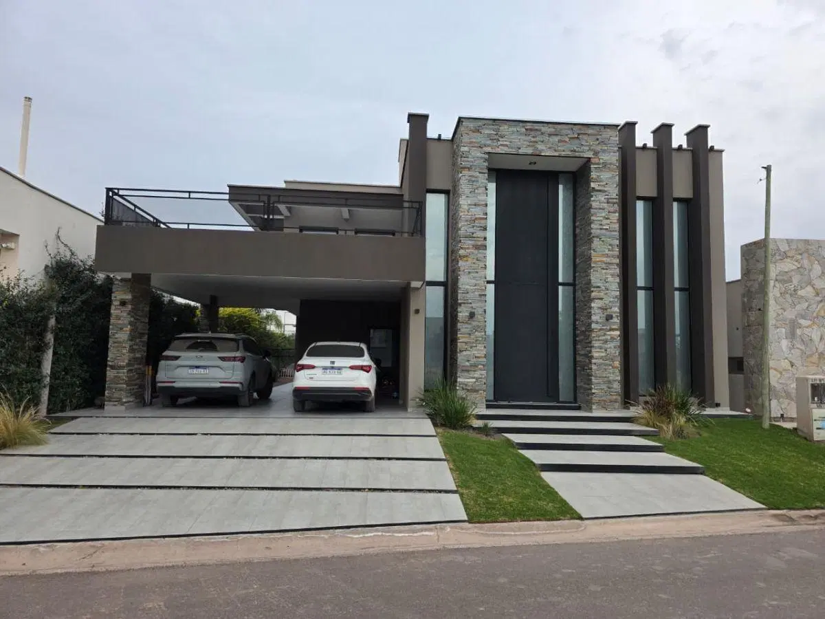 INMOBILIARIA SUAREZ & ORTEGA ALQUILA CASA
B° Privado Las Retamas 2