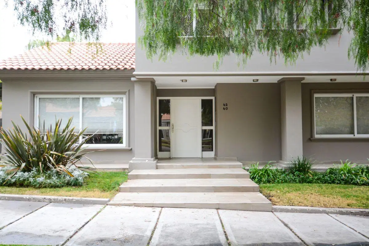INMOBILIARIA SUAREZ Y ORTEGA VENDE
B° DALVIAN calle CERRO LAS COLINAS 5