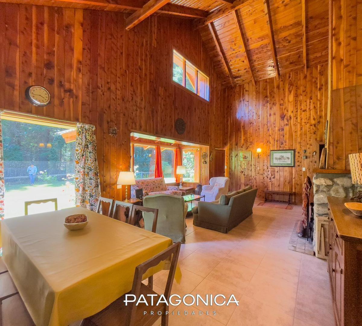 Venta Casa con Vivienda Para Cuidador, 200 m² Totales, en Barrio Privado Cumelen, Villa La Angostura 1