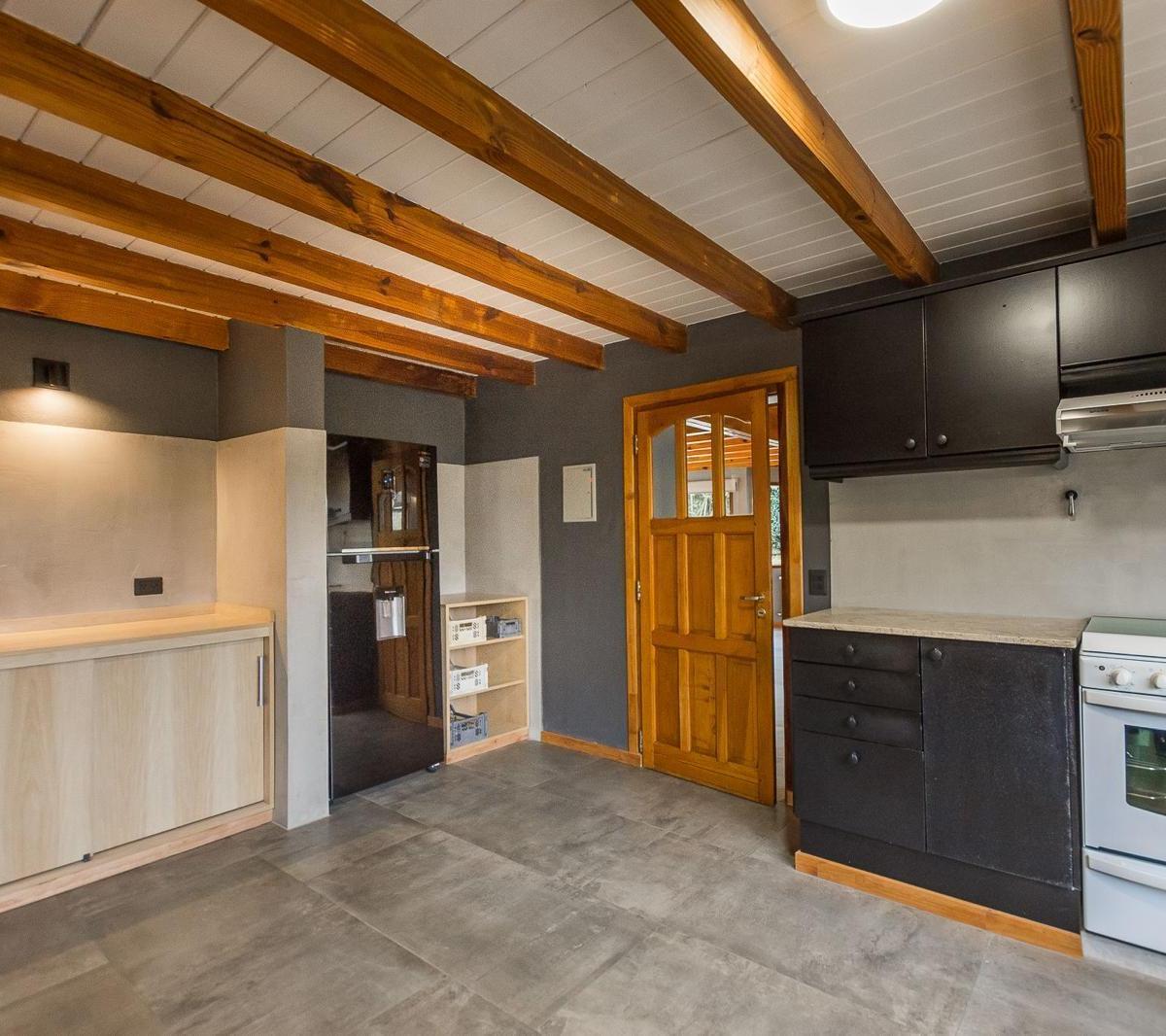 Venta - Casa 6 Dorm. Reciclada S/lote de 2500 m², Las Balsas, Villa La Angostura 4