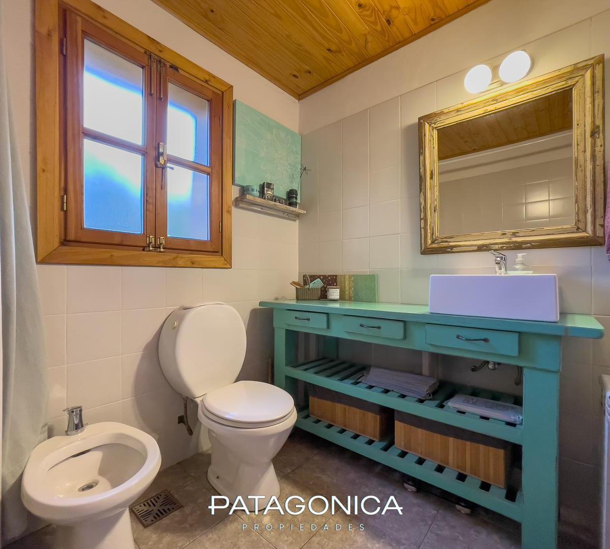 Venta - Casa de Ensueño 2 Dorm. Amplio Jardin, B°epulafqquen, Villa La Angostura 1