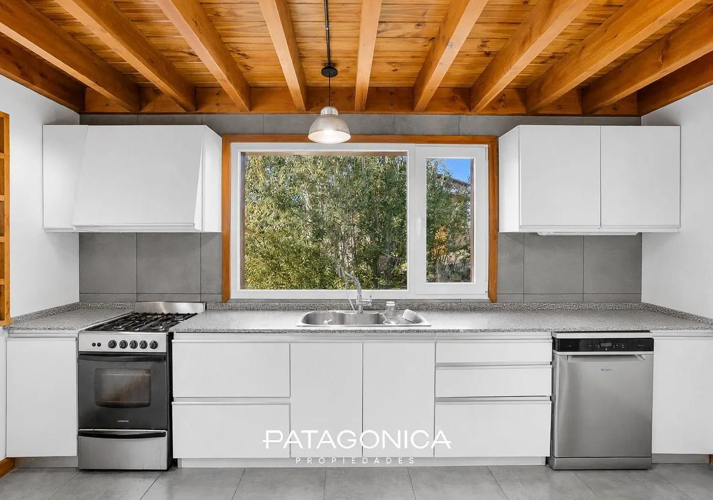 CASA EN VENTA Barrio Las Balsas, 5 ambientes, todos los servicios. 5
