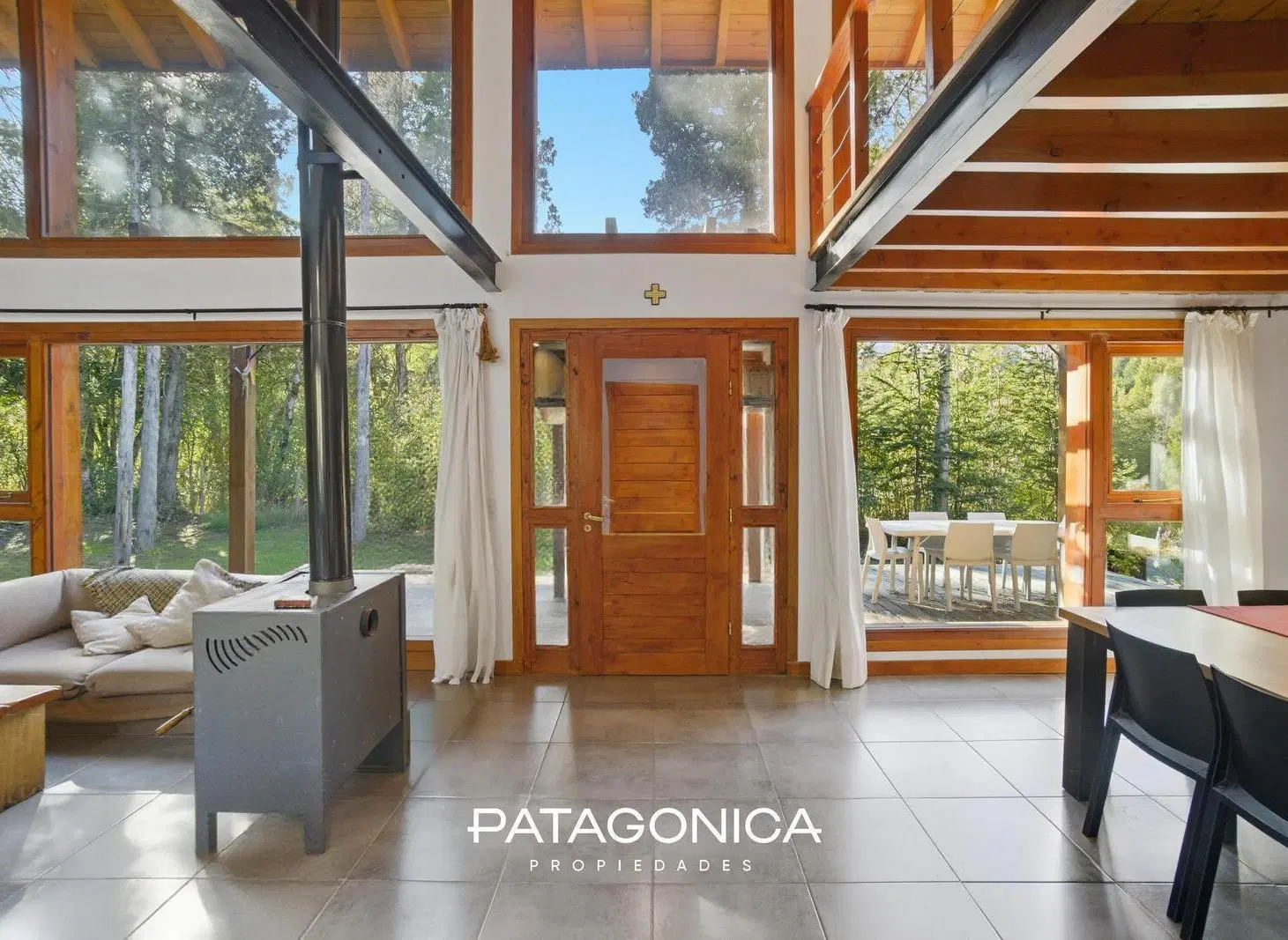 CASA EN VENTA Barrio Las Balsas, 5 ambientes, todos los servicios. 5