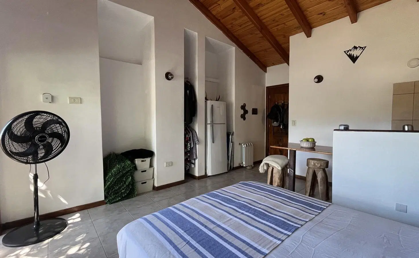 ALQUILER permanente monoambiente con balcón. Centro Villa la Angostura 2