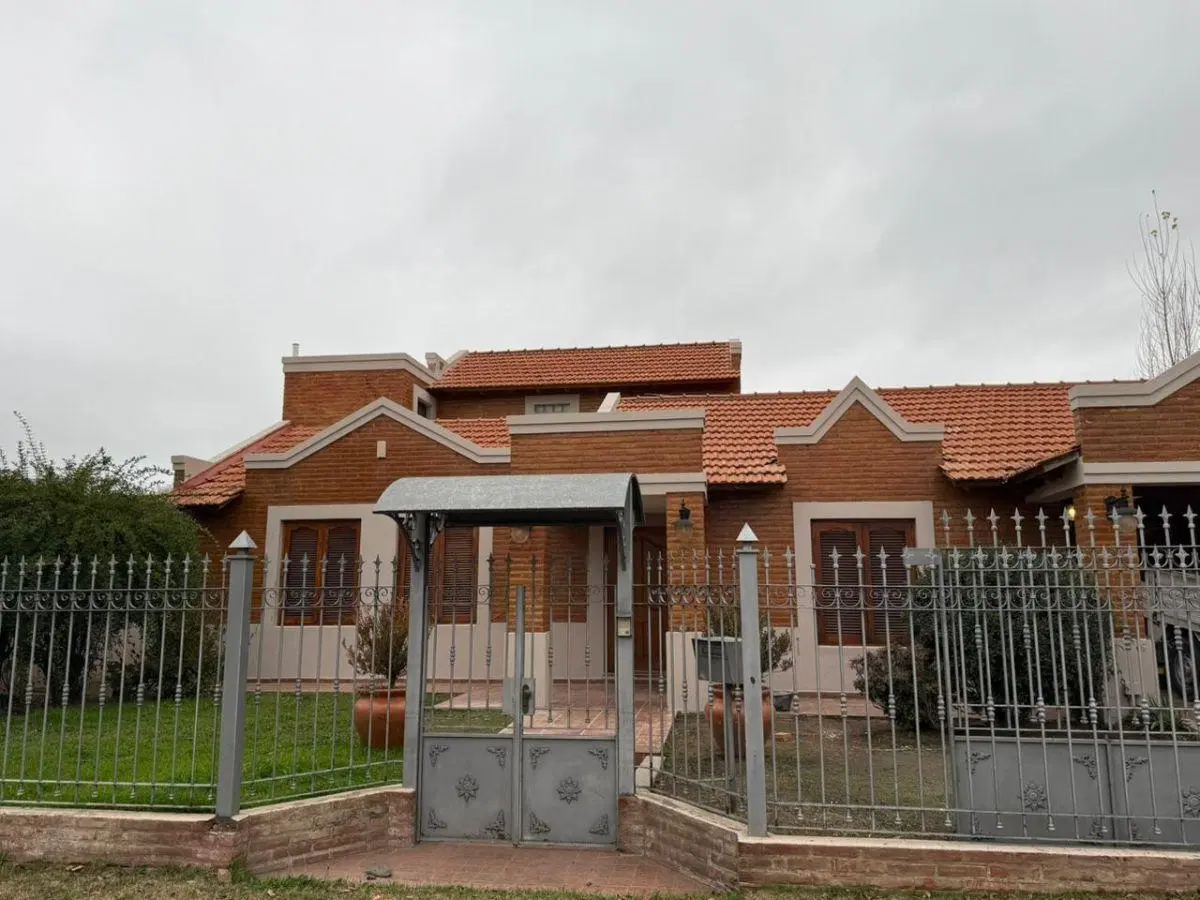 Casa con 4 dormitorios en venta y alquiler en Juana Koslay 1