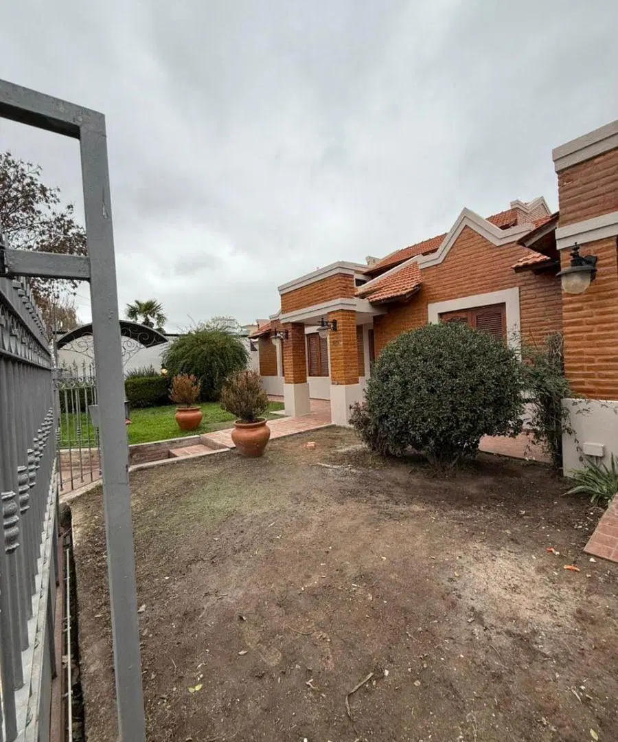 Casa con 4 dormitorios en venta y alquiler en Juana Koslay 4