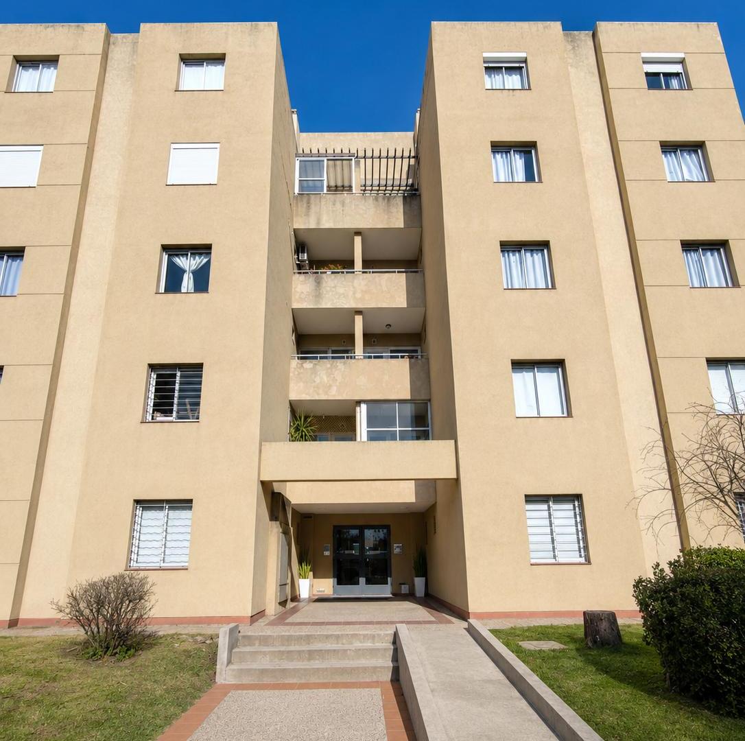 Departamento de 2 Dormitorios con Cochera y 2 Balcones en Balcones del Chateau