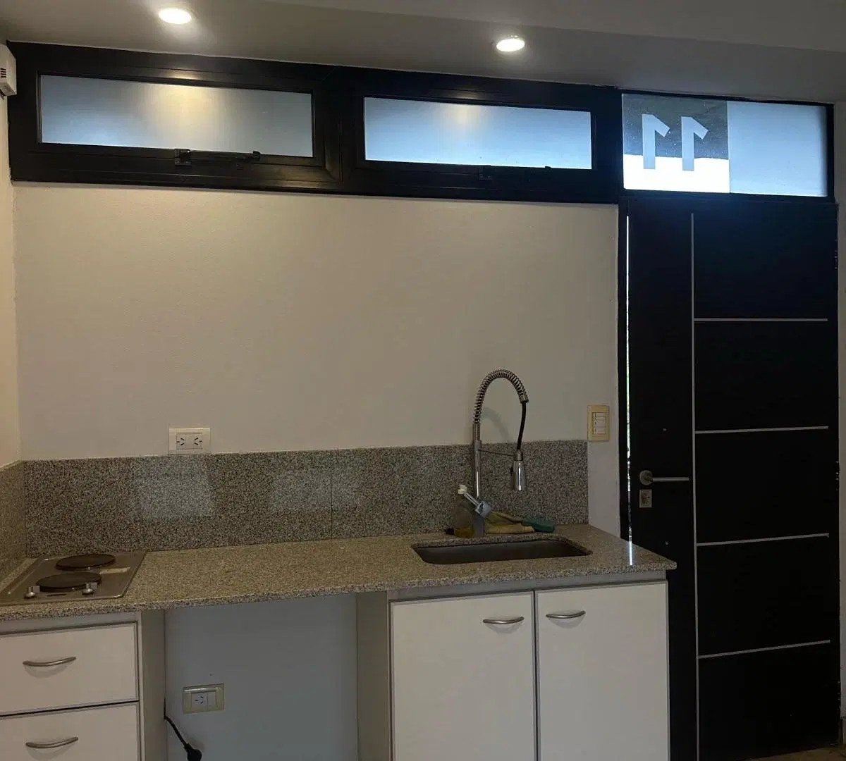 MONO EN ALQUILER - Av. Peron 2500 4