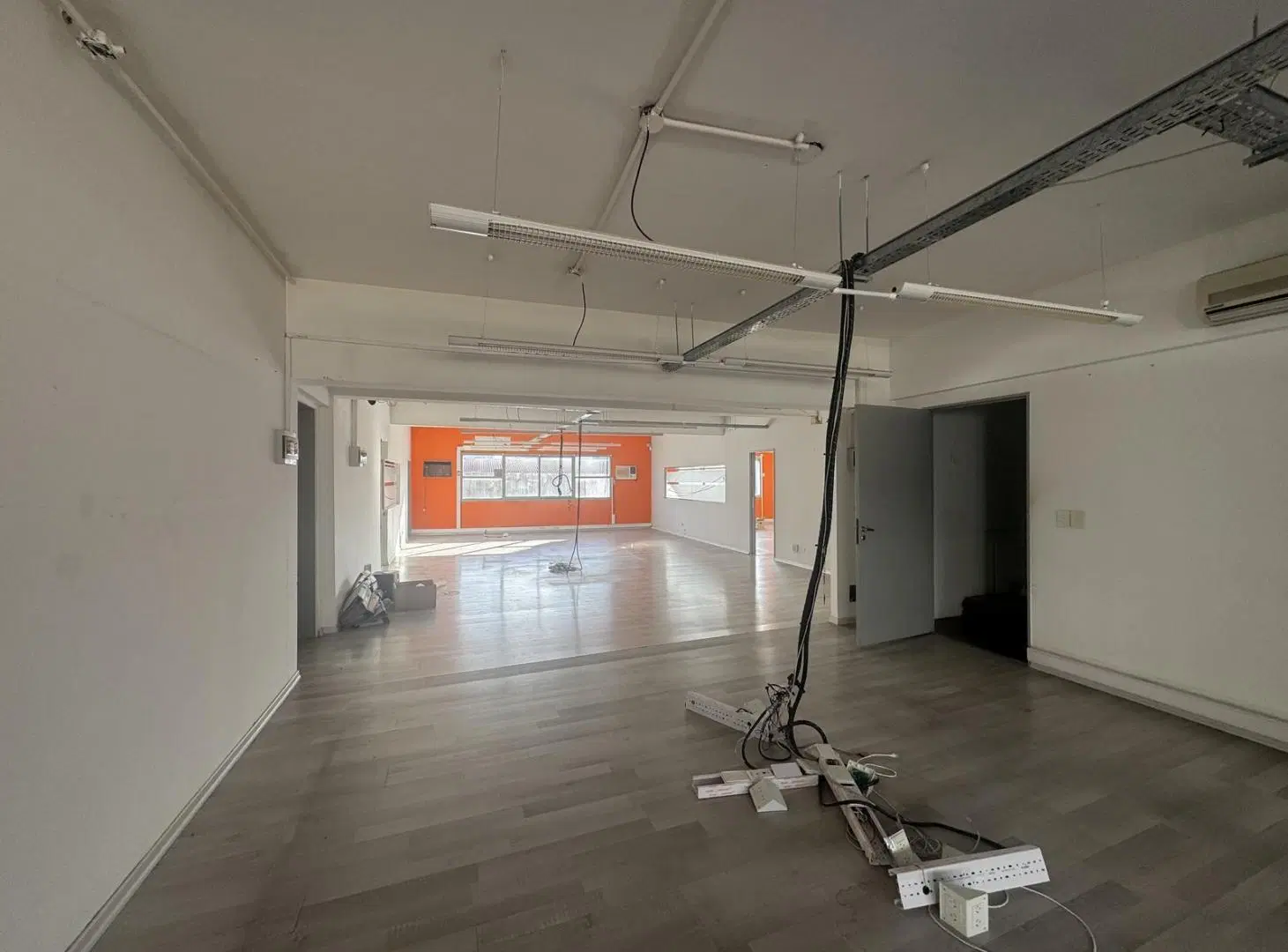 COMPLEJO COMERCIAL MIXTO MONSERRAT | GARAGE OPERATIVO 114 COCHERAS + OFICIN 5