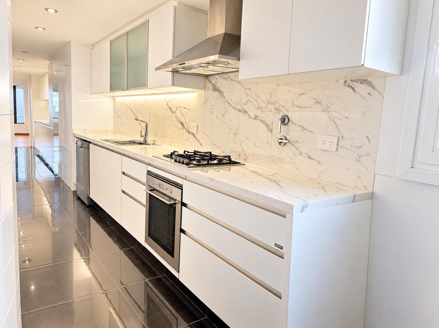 Foto de Departamento en alquiler, 4 dormitorios, torre con amenities, sobre av, imagen 2