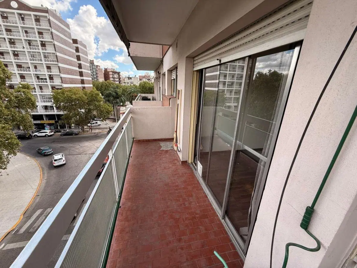 Excelente departamento frente a la Plaza Mitre 4