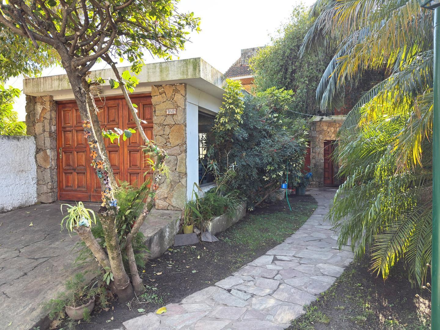 Venta Casa Don Bosco 4 ambientes, 3 dorm, 2 baños