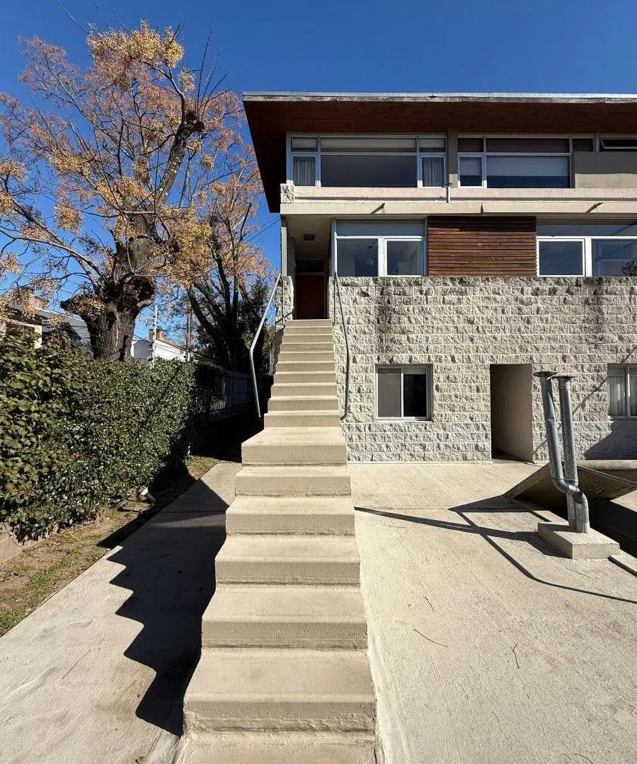 Excelente Triplex de 4 ambientes con 2 cocheras y baño remodelado a nuevo en Altos de la Merced 2