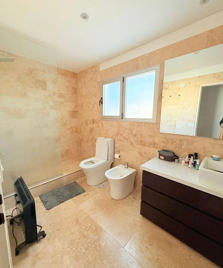 Excelente Triplex de 4 ambientes con 2 cocheras y baño remodelado a nuevo en Altos de la Merced 8