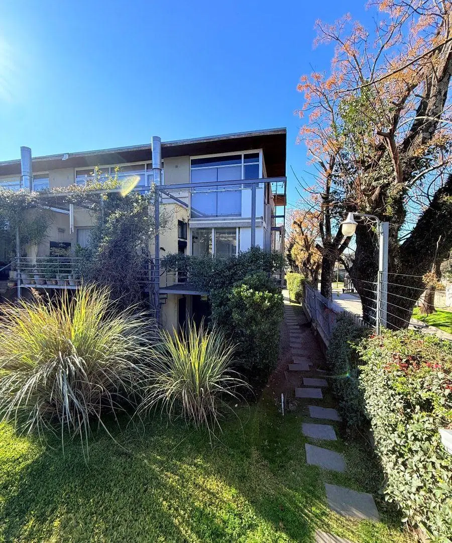 Excelente Triplex de 4 ambientes con 2 cocheras y baño remodelado a nuevo en Altos de la Merced 1
