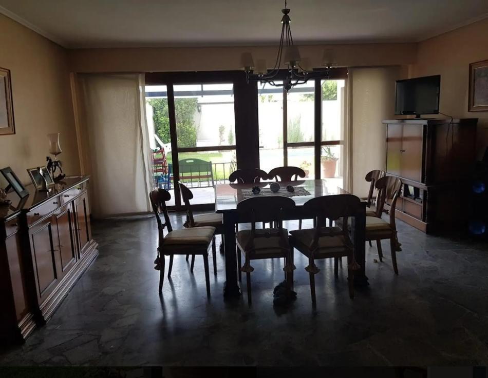 Foto de ALQUILER – CHALET DE 7 AMBIENTES EN 2 PLANTAS CON JARDÍN Y PILETA, imagen 2