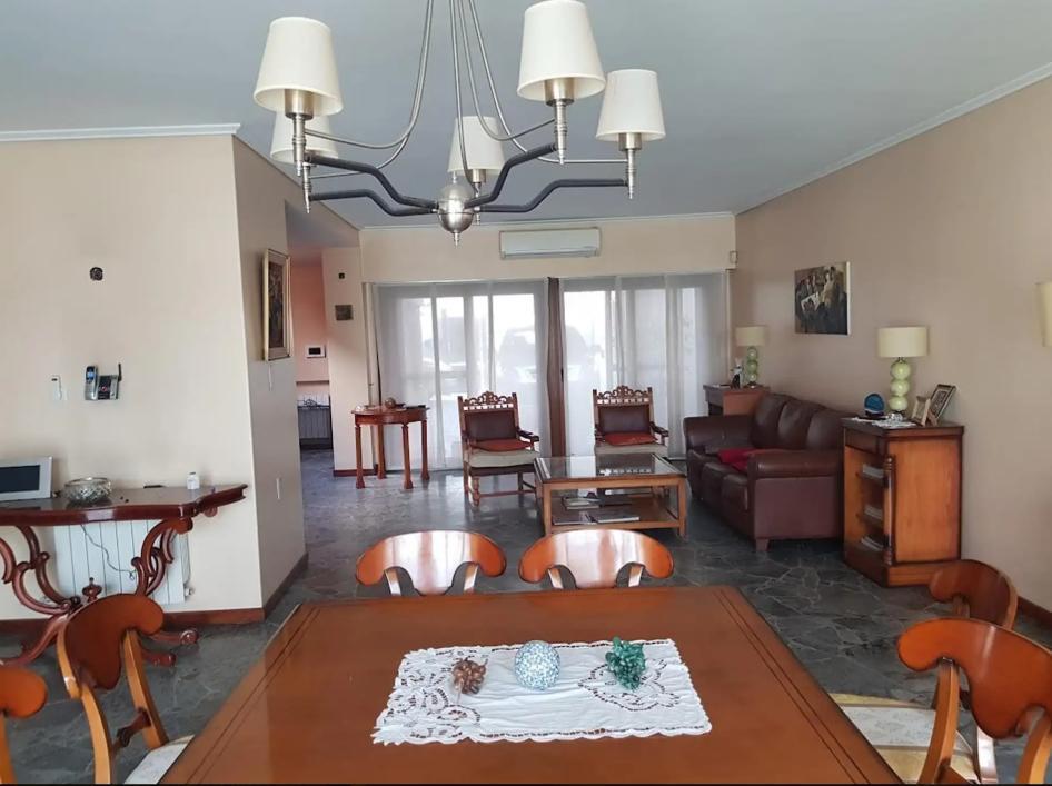 Foto de ALQUILER – CHALET DE 7 AMBIENTES EN 2 PLANTAS CON JARDÍN Y PILETA, imagen 5