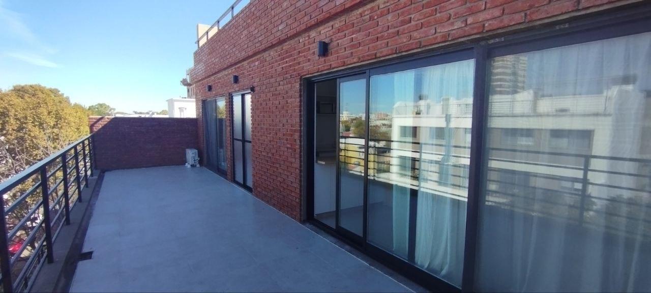 Luminoso penthouse de 3 ambientes en la zona más verde y tranquila de la ciudad. ¡Edificio con pilet
