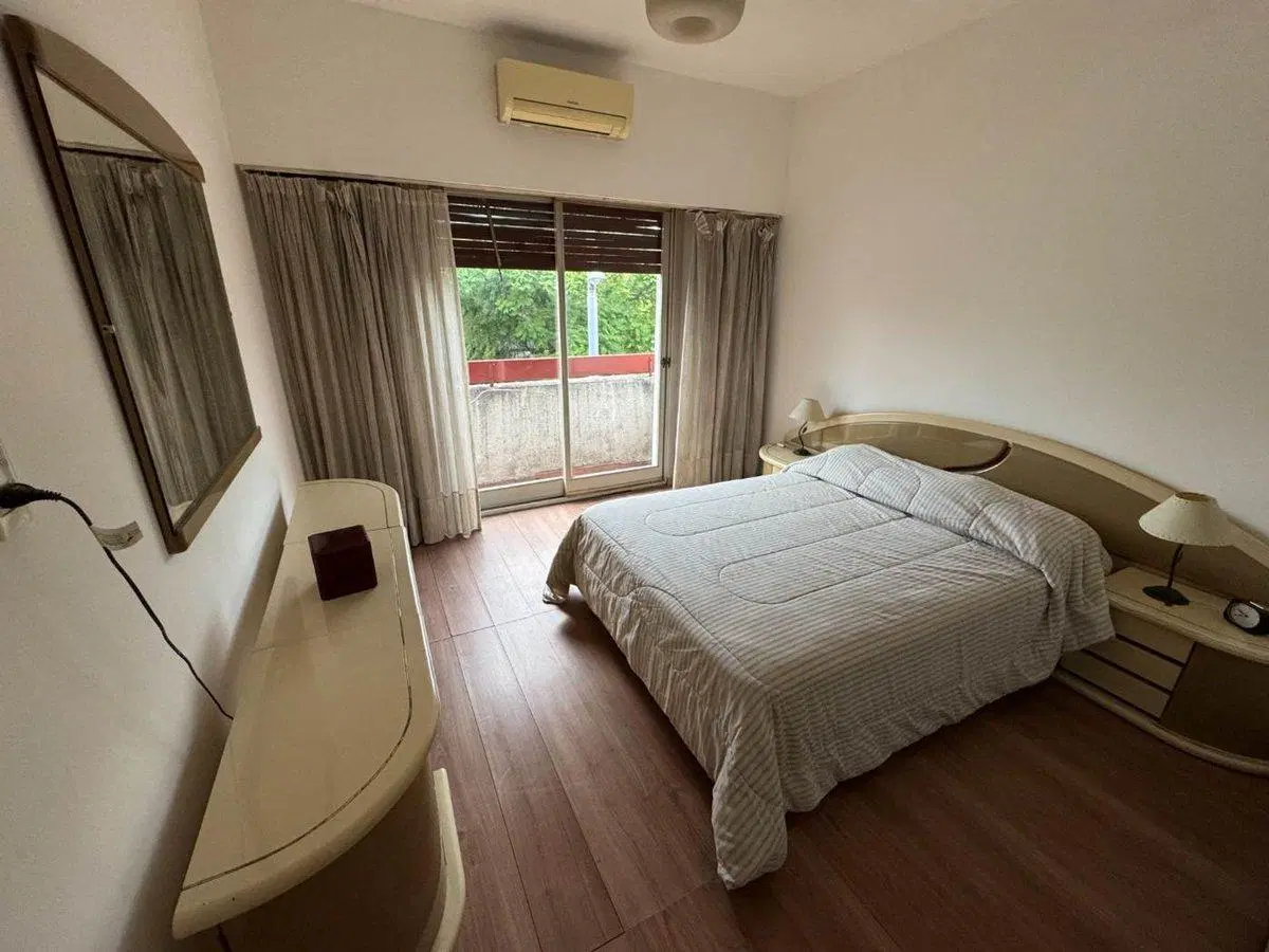 VENTA  CASA  CUATRO AMBIENTES PARQUE CHACABUCO 5