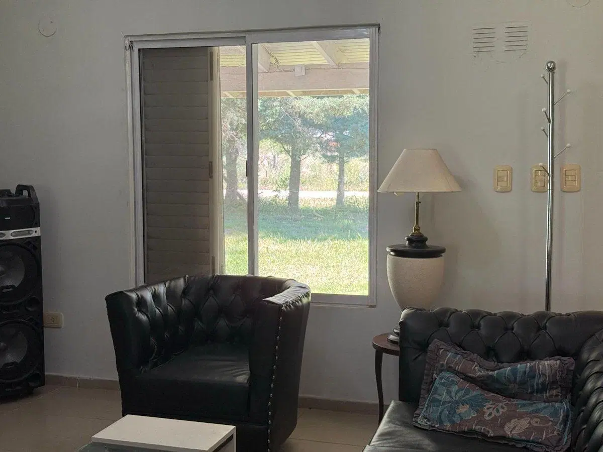 VENTA CASA 5 AMB DOMSELAAR  SOBRE LOTE 1400 MTS 2