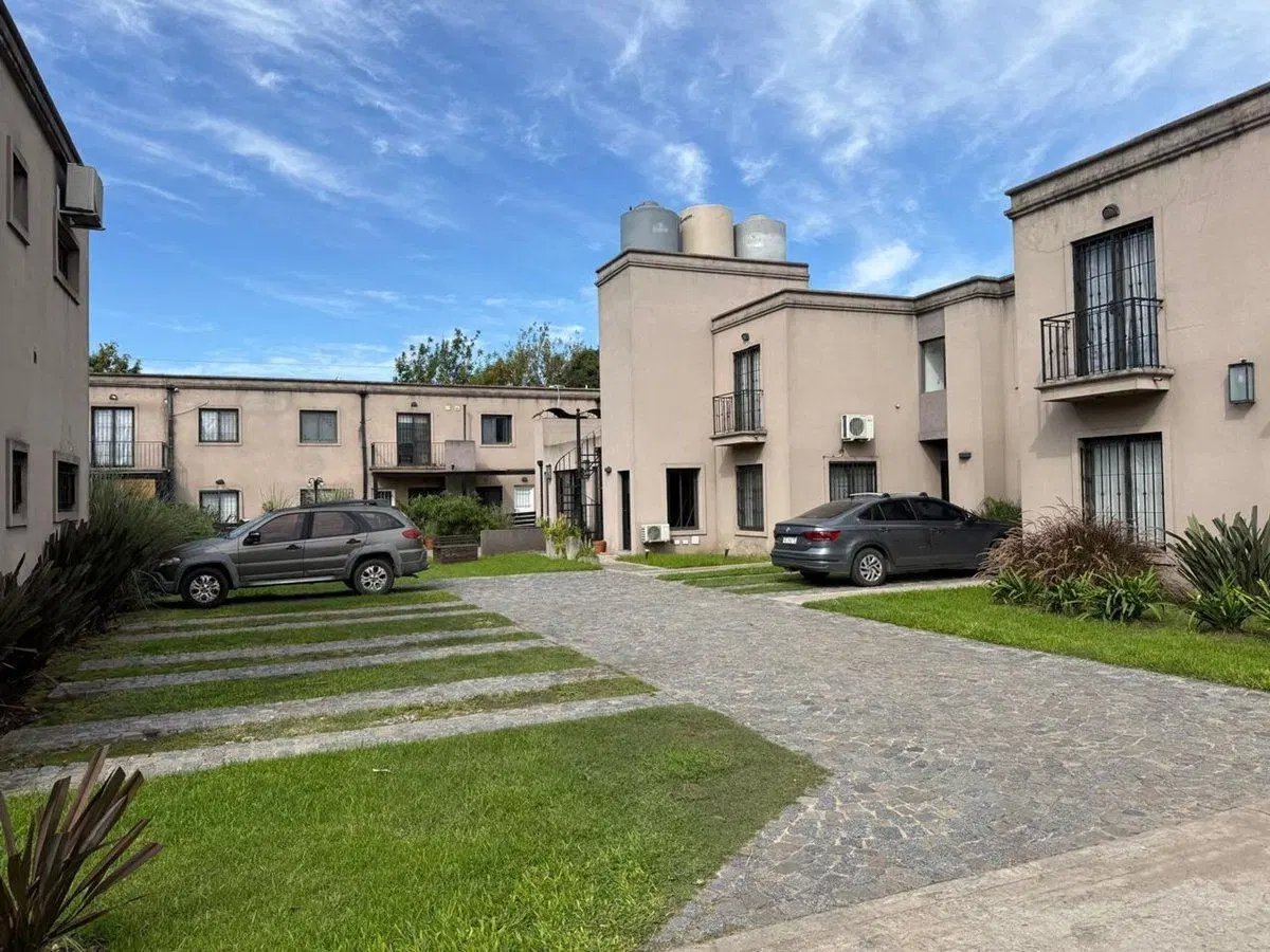 VENTA CASA 4 AMB MORENO CON COCHERA BARRIO CERRADO 3