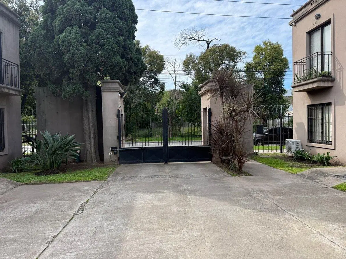 VENTA CASA 4 AMB MORENO CON COCHERA BARRIO CERRADO 4