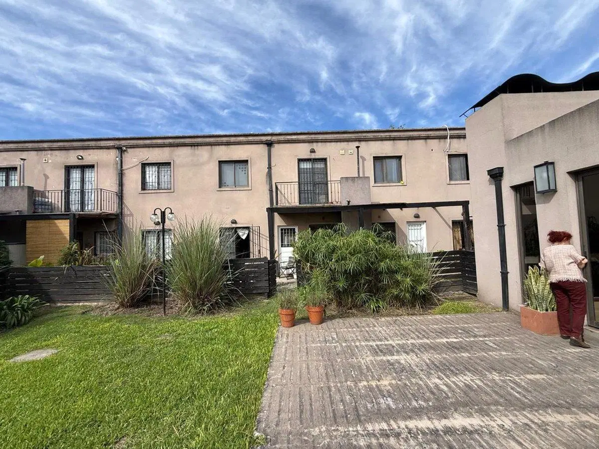 VENTA CASA 4 AMB MORENO CON COCHERA BARRIO CERRADO 2