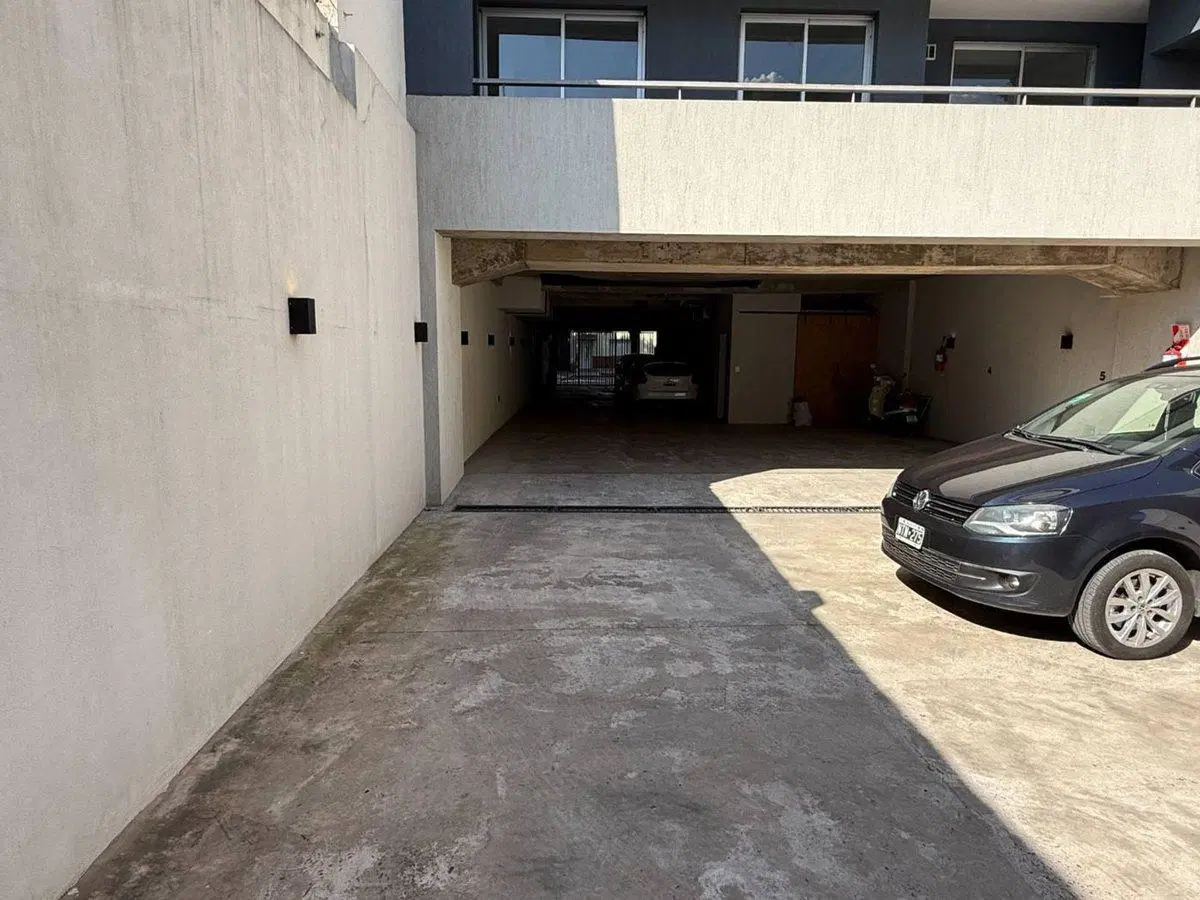 VENTA DTO 2 AMBIENTES  EN LINIERS CON COCHERA 3