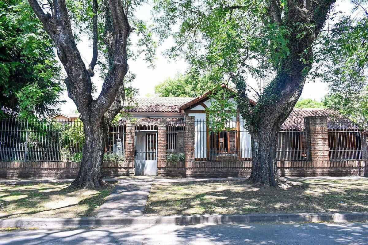 VENTA CASA 5 AMB CALZADACENTRO PILETA FONDO QUINTA