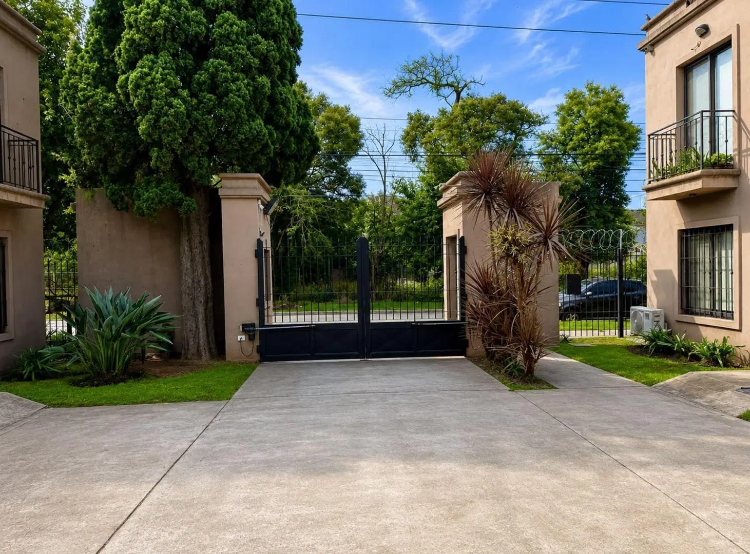 VENTA CASA 4 AMB MORENO CON COCHERA BARRIO CERRADO 2