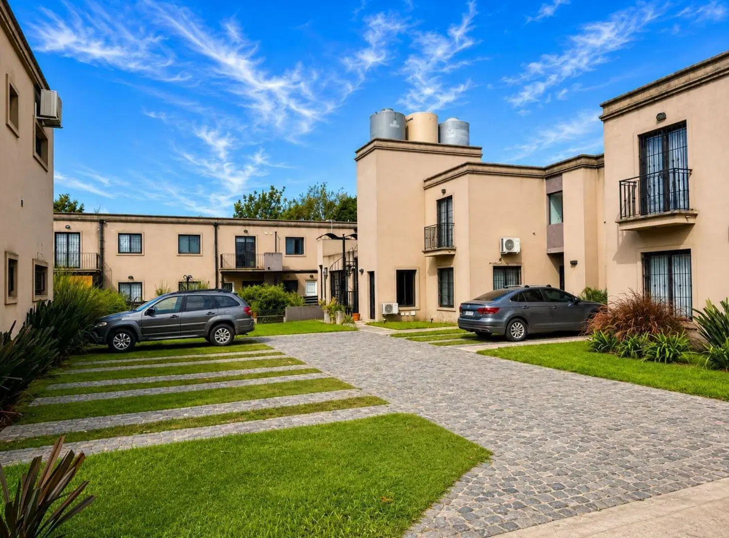 VENTA CASA 4 AMB MORENO CON COCHERA BARRIO CERRADO 5