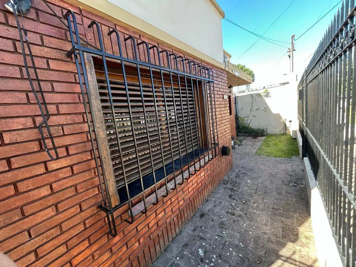 VENDE CASA 3 AMBIENTES Y LOTE 300MTS  FCIO.VARELA 3