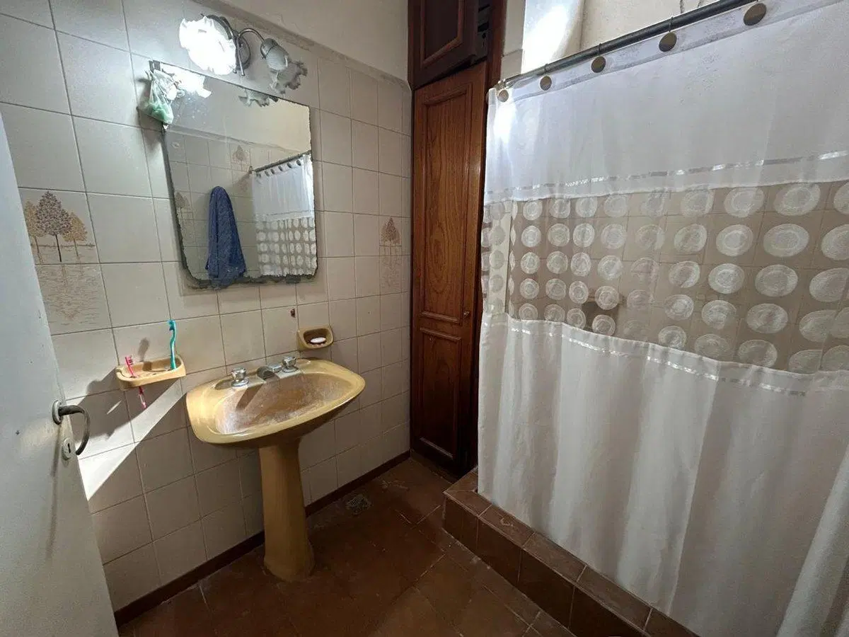 VENDE CASA 3 AMBIENTES Y LOTE 300MTS  FCIO.VARELA 4