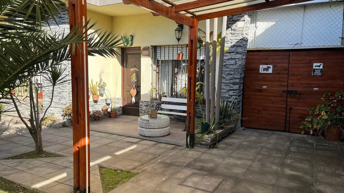 VENTA CASA 4 AMBIENTES EN CASTELAR PATIO GARAGE 2