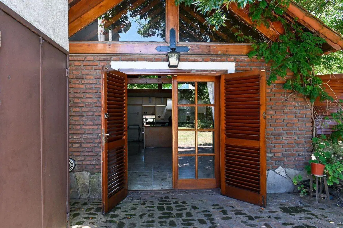 VENTA CASA 5 AMB CALZADACENTRO PILETA FONDO QUINTA 8