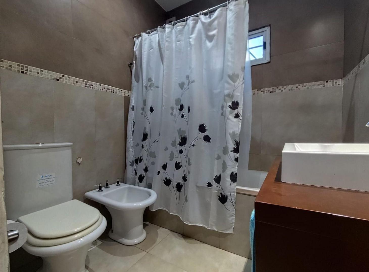 Foto de VENTA CASA 4 AMBIENTES CASTELAR SUR DOBLE COCHERA, imagen 3